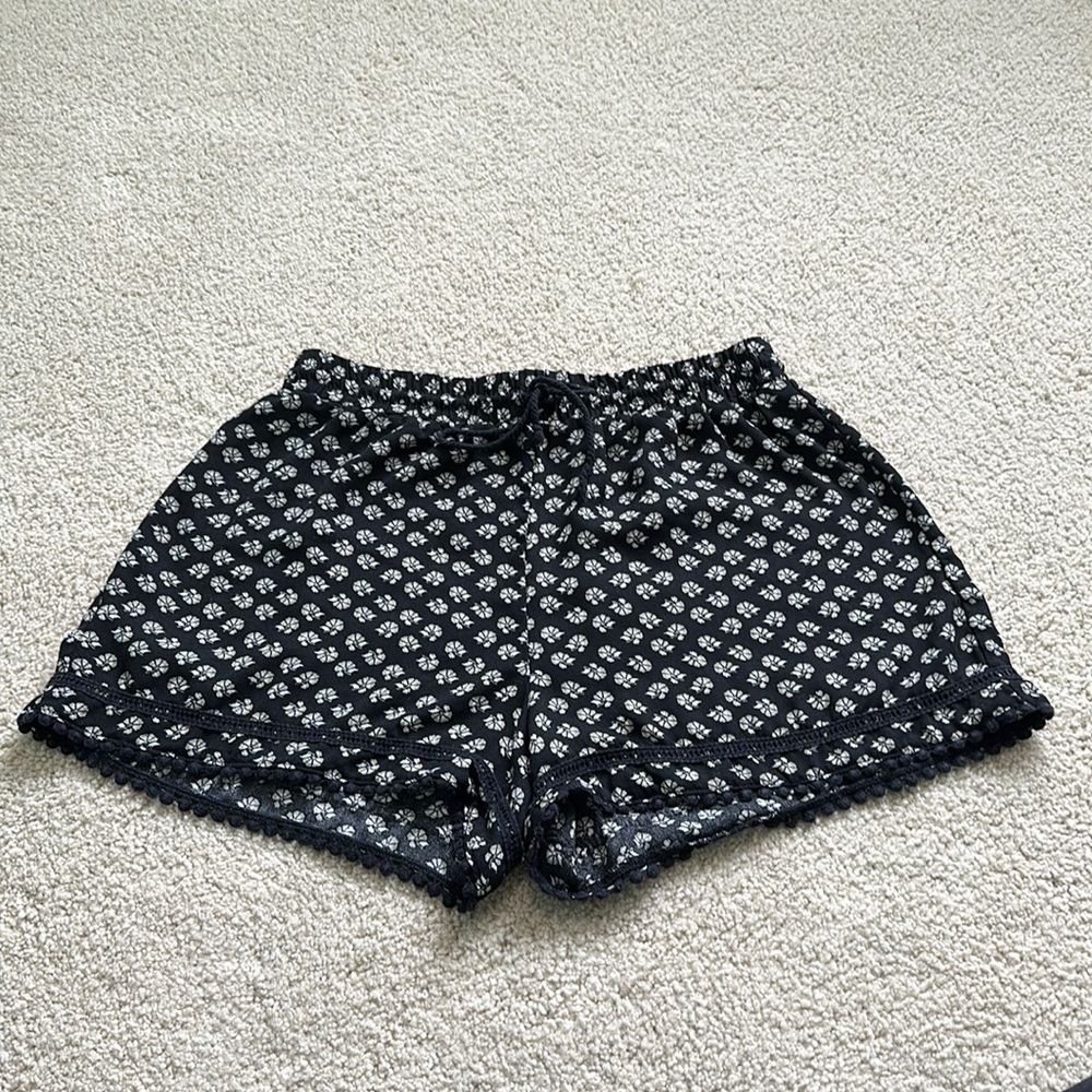Thin lace edge pattern shorts